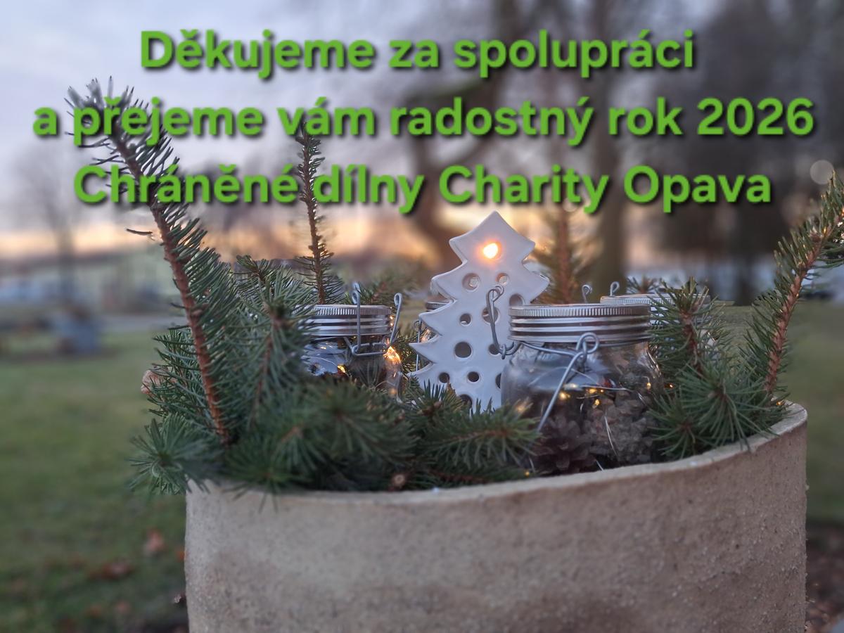 Přání do nového roku 2026, na němž jsou výrobky a dekorace z Chráněné dílny Charity Opava
